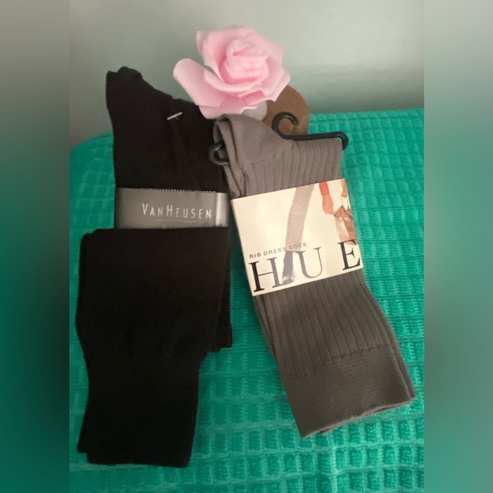 2-NWT-PAIRS OF WOMENS DRESS SOCKS VAN HEUSEN AND HUE - Picture 2 of 13